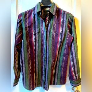 Wrangler snap front Western l/s. Front and back yokes, snap breast pockets.